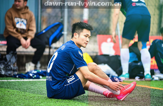 观众席上旗帜飘扬 球员激情庆祝